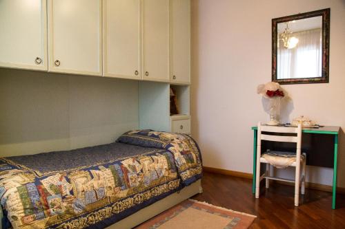 una camera con letto e tavolo con specchio di B&B Nuovo Paradiso a Pescia