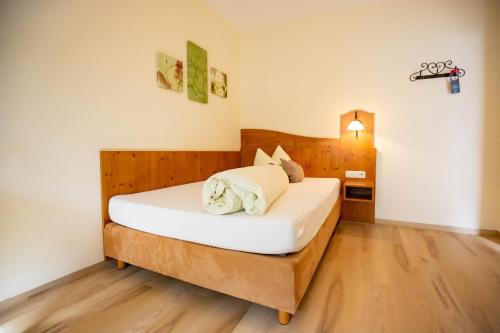 Postel nebo postele na pokoji v ubytování Gasthaus und Hotel Göttler Josef