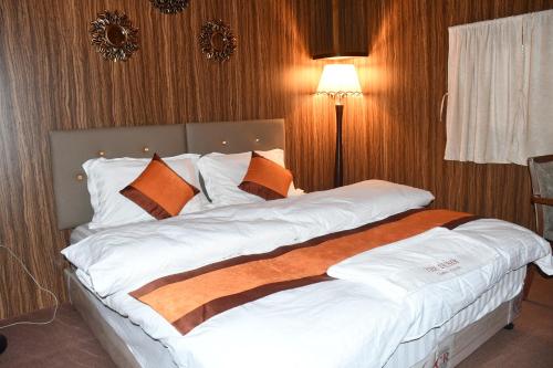 Postel nebo postele na pokoji v ubytování The Dunes Camping & Safari RAK