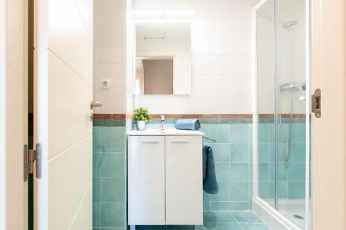 a bathroom with a sink and a shower at Apartamento Las Margas Golf Pirineo Aragones in Sabiñánigo