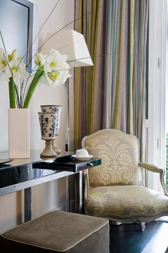 a chair sitting in front of a desk with a lamp at Casa Montani in Rome
