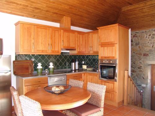 uma cozinha com uma mesa de madeira com uma tigela em Casa Santa Catarina em Penha Garcia