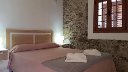 a bedroom with a bed with two towels on it at CASA BIBIANA CON ESPECTACULARES VISTAS in Hermigua