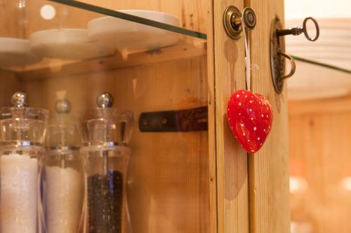 a red heart pinned to a wooden door at Am Dorfplatz Suites - Adults friendly in Sankt Anton am Arlberg