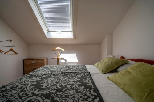 Ένα ή περισσότερα κρεβάτια σε δωμάτιο στο Apartments INN Baska Voda