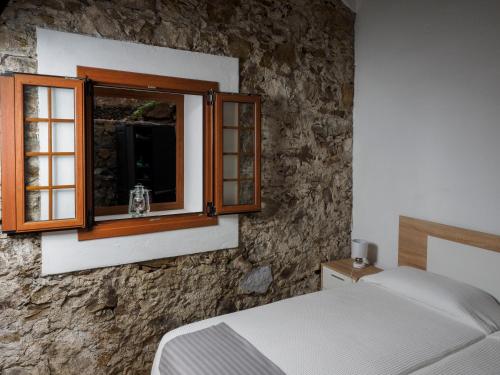 sypialnia z łóżkiem i oknem w obiekcie Apartamento casa Bibiana 2 w mieście Hermigua