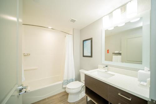 Bilik mandi di TownePlace Suites by Marriott Brantford and Conference Centre