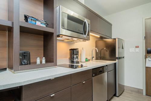 Dapur atau dapur kecil di TownePlace Suites by Marriott Brantford and Conference Centre
