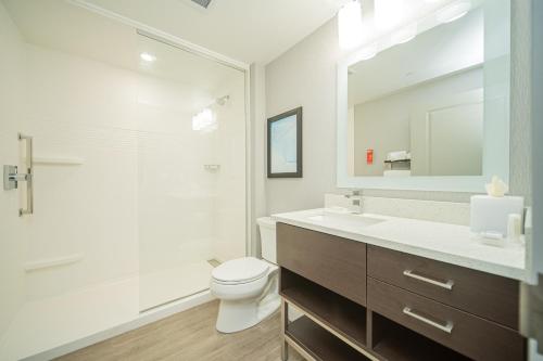 A bathroom at TownePlace Suites by Marriott Brantford and Conference Centre