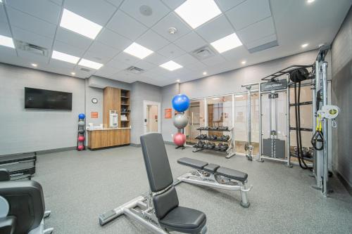 Pusat kecergasan dan/atau kemudahan kecergasan di TownePlace Suites by Marriott Brantford and Conference Centre
