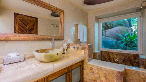 Ένα μπάνιο στο Puerto Vallarta South Shore Luxury Suites,