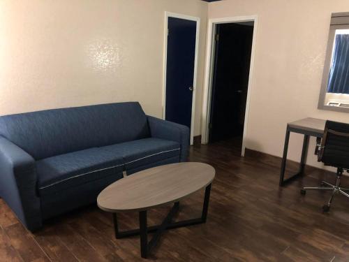 Posezení v ubytování Travelers Inn and Suites Wharton