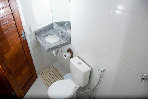 uma casa de banho com um WC e um lavatório em Pousada Porto das Barcas na Parnaíba