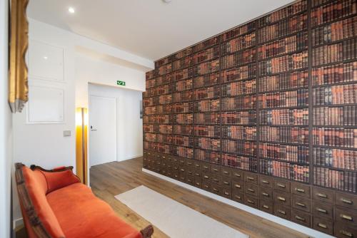 a living room with a wall of wine bottles at 9 Quartos Alojamento in Avelar