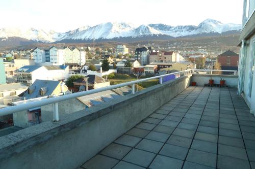 Utsikt mot fjell, enten fra leiligheten eller fra et annet sted