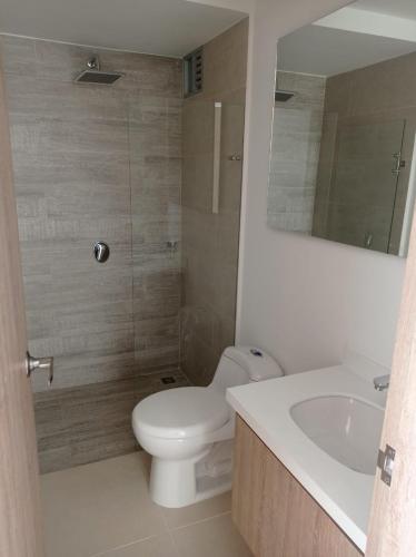 een badkamer met een toilet en een wastafel bij Apartamento cerca a Pereira in Dosquebradas