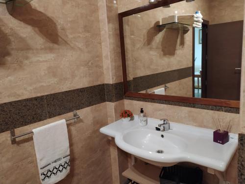 La salle de bains est pourvue d'un lavabo et d'un miroir. dans l'établissement El LEGADO, à Andújar