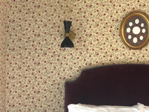 1 dormitorio con reloj en la pared junto a la cama en Highlander Mountain House, en Highlands