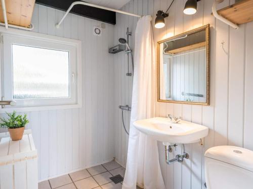 ein Badezimmer mit Waschbecken, Spiegel und Toilette in der Unterkunft 5 person holiday home in Hemmet in Hemmet