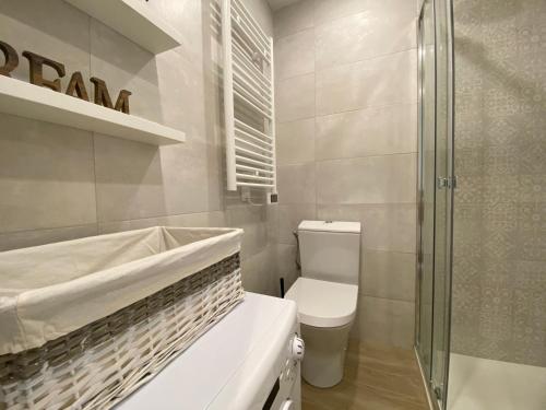 une salle de bain avec toilettes et douche en verre dans l'établissement C001-Beau studio neuf situé au centre, à Cannes