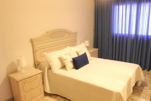 Un dormitorio con una cama blanca con almohadas y una ventana en Mele Sky Beach Playa de Mogán, en Puerto de Mogán