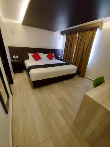 Una cama o camas en una habitación de Hotel La Estancia Zacatlan