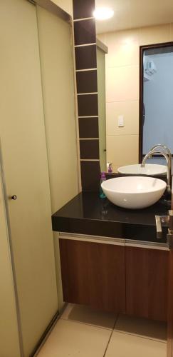 ein Badezimmer mit Waschbecken und Spiegel in der Unterkunft Departamento Equipetrol Ejecutivo Familiar in Santa Cruz de la Sierra