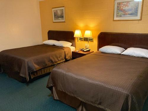 - une chambre d'hôtel avec 2 lits dans l'établissement Childress Inn, à Childress
