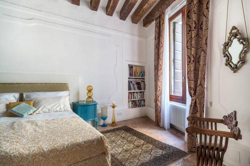 Llit o llits en una habitació de Appartamento Cassiano Rialto
