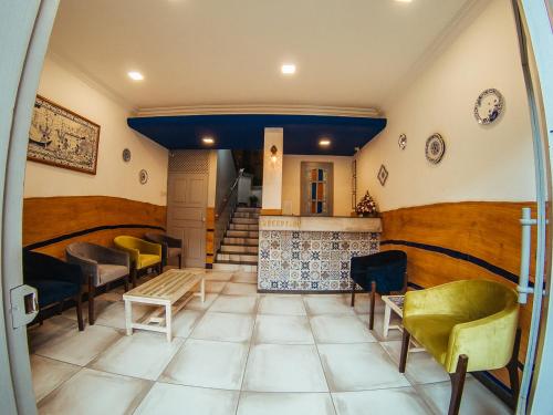 ein Zimmer mit Stühlen und einer Treppe in einem Gebäude in der Unterkunft Hotel Arcadia in Panaji