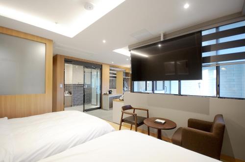 Postel nebo postele na pokoji v ubytování Gijang Hound Hotel Ilgwang