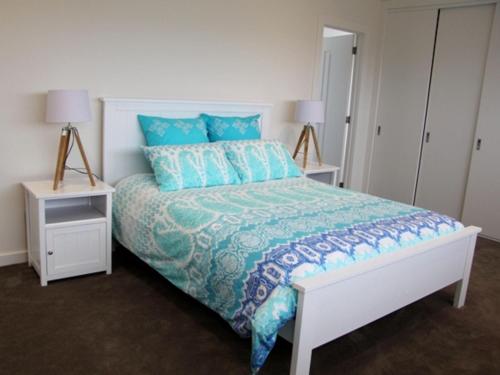 - une chambre avec un lit et 2 tables de chevet dans l'établissement Mariner House, à Port Fairy