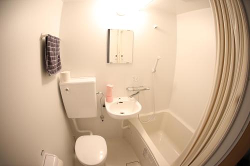 łazienka z umywalką, toaletą i wanną w obiekcie ロワジール岩槻301 w mieście Iwatsuki