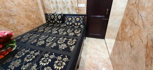 uma cama num quarto com um edredão preto e branco em Room in Guest room - Aggarwal Guest House In Cream Location em Nova Deli