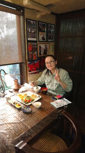 a man sitting at a table giving a thumbs up at Live Cafe Hisui no Umi in Itoigawa