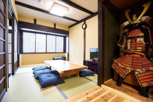 una stanza con tavolo e alcune sedie blu di Inokuma Kita a Kyoto