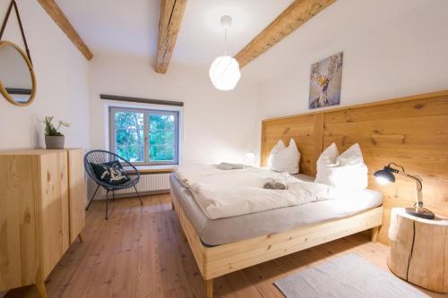 A bed or beds in a room at FarmHouse Eckartsberg im Zittauer Gebirge - Ferienwohnung mit 2 Schlafzimmern, Terrasse und WALLBOX