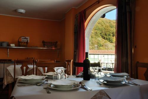einen Tisch mit einem weißen Tischtuch und einer Flasche Wein in der Unterkunft Los Acebos Cangas in Cangas de Onís