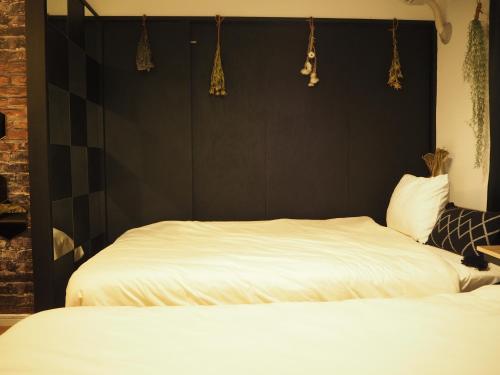 twee bedden naast elkaar in een slaapkamer bij HOTEL THE SPACE in Tokyo