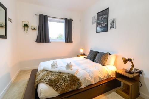 Voodi või voodid majutusasutuse Comfy & Homely 2Bed Apartment - 5 Star Location toas