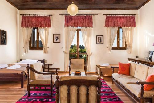 salon z kanapą i łóżkiem w obiekcie Maro's Village Private Stone Villa w Chanii