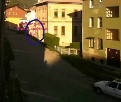a blue circle in the middle of a street with buildings at Studio apartman Ela in Travnik