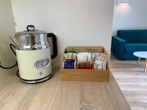 a blender sitting on the floor next to a box at Park-Lodge Am Rohrbusch in Münster