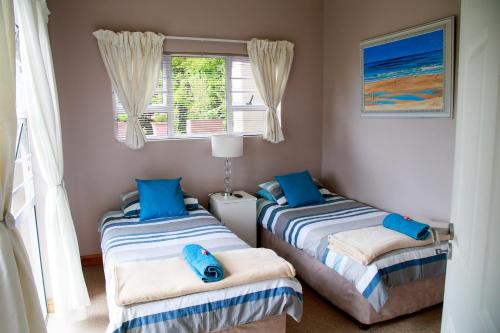 1 dormitorio con 2 camas con sábanas azules y blancas en Terryton Country Estate, en Gonubie