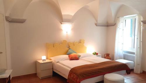ein Schlafzimmer mit einem großen Bett in einem Zimmer in der Unterkunft Residenza Motta in Locarno