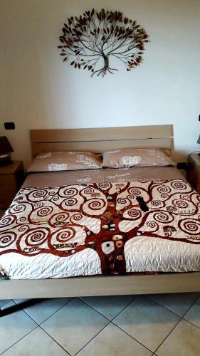 Una cama o camas en una habitación de GLI ALBERI apartment with view