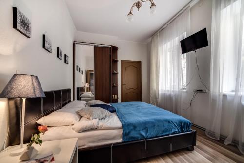 een slaapkamer met een groot bed en een spiegel bij Apartment on Virmens`ka Street in Lviv