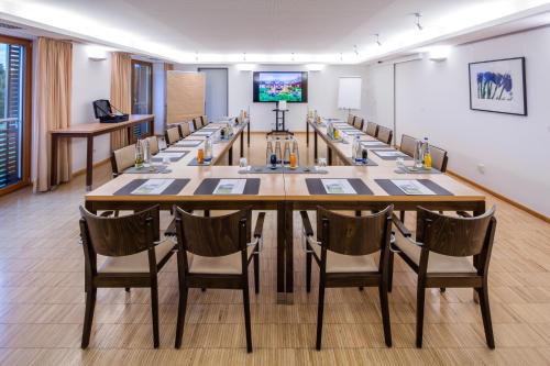 a large conference room with a long table and chairs at Hofgut Algertshausen in Eresing