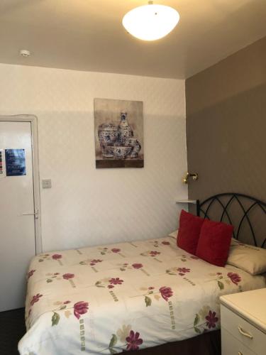Postel nebo postele na pokoji v ubytování Melrose Hotel