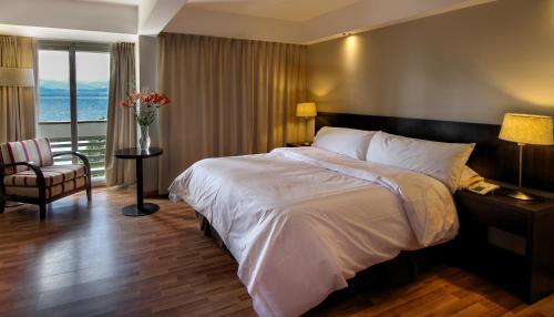 Una cama o camas en una habitación de Hotel Alt Interlaken